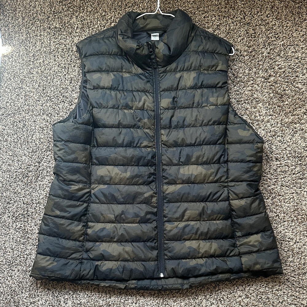 Old Navy Active Black and Olive Puffer Vest